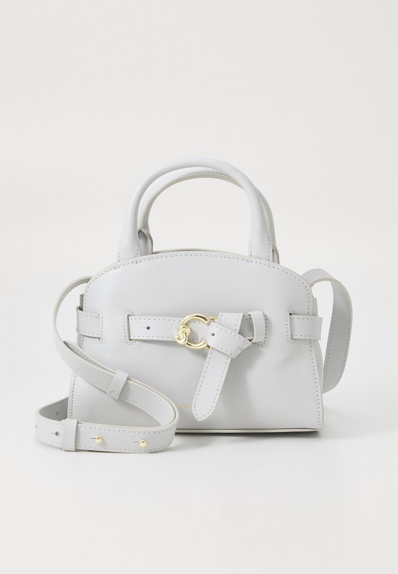 Borsa a mano in pelle grigia chiara con design strutturato, manici superiori e una tracolla removibile. Presenta dettagli in metallo dorato e un fiocco frontale.