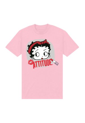 Lyserød bomulds t-shirt med et grafisk tryk af en tegnefilmspige med sorte krøller, et rødt pandebånd med hvide prikker og teksten "ATTITUDE" i fed rød skrift.