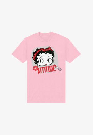 Lyserød bomulds t-shirt med et grafisk tryk af en tegnefilmspige med sorte krøller, et rødt pandebånd med hvide prikker og teksten "ATTITUDE" i fed rød skrift.