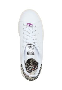 Fehér bőr sportcipő lila fűzővel és mintás fekete béléssel. Az "Adidas Stan Smith" felirat és perforált oldalrészek jellemzik.