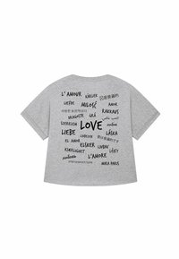 T-shirt grigio a maniche corte con diverse traduzioni della parola "amore" stampate sul retro in vari caratteri e lingue.