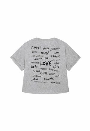 Grijze T-shirt met korte mouwen featuring verschillende vertalingen van "liefde" in verschillende lettertypen en talen afgedrukt op de achterkant.
