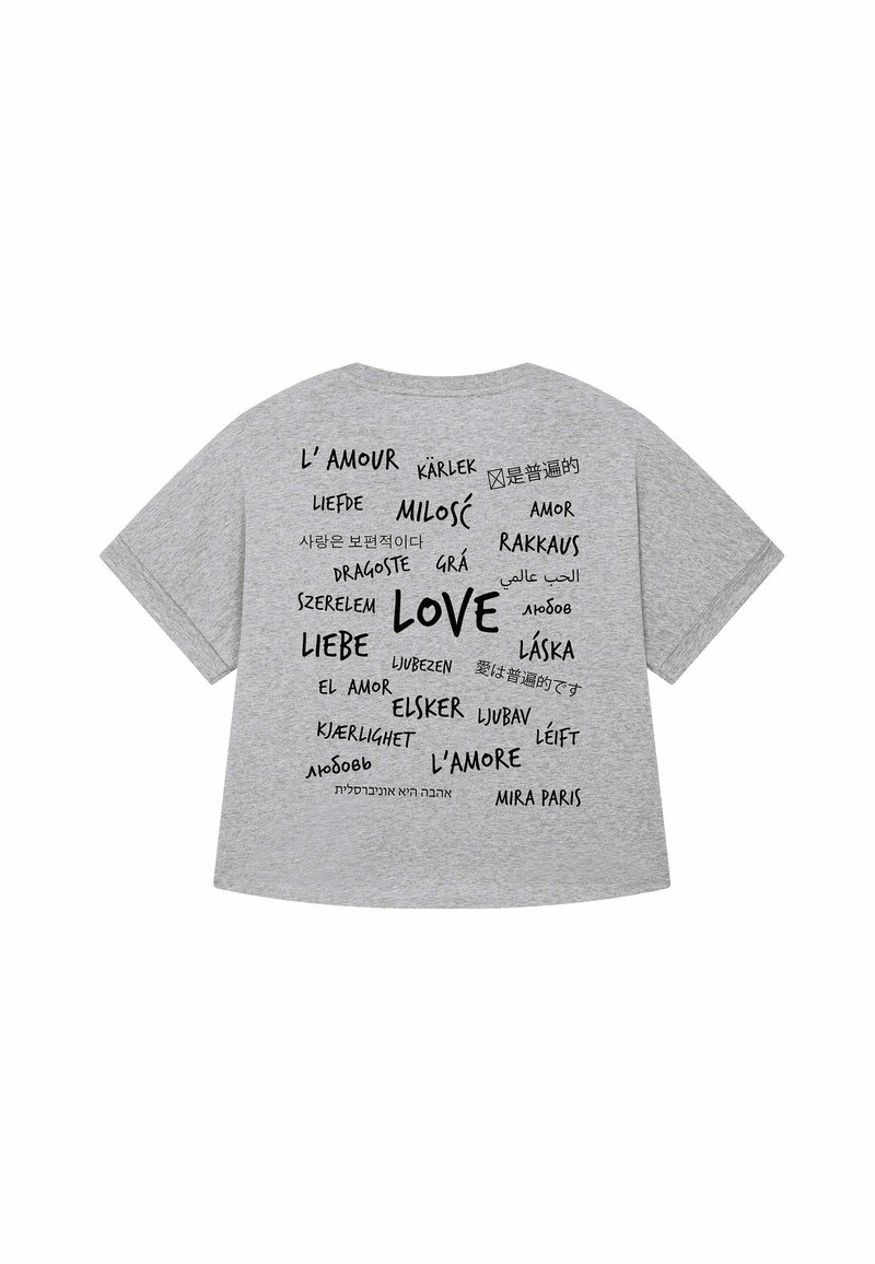 T-shirt grigio a maniche corte con diverse traduzioni della parola "amore" stampate sul retro in vari caratteri e lingue.