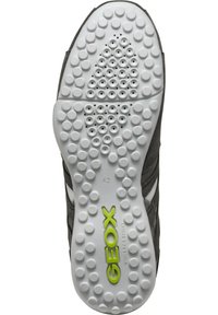 Sola di sneaker in gomma grigia con una superficie a motivo e impugnature circolari, con il prominente logo verde "GEOX". Taglia 42 indicata sulla suola.