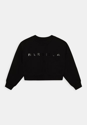 Schwarzes langärmliges Crop-Sweatshirt mit metallischem "MARGIELA 6" Schriftzug vorne und Rundhalsausschnitt auf weißem Hintergrund.
