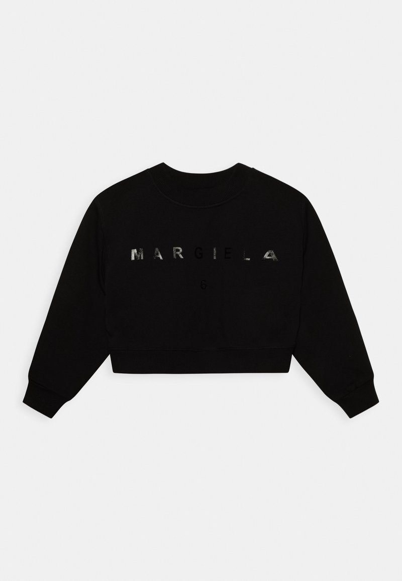 Sweat-shirt court noir à manches longues avec texte métallique "MARGIELA 6" sur le devant et col rond sur fond blanc.