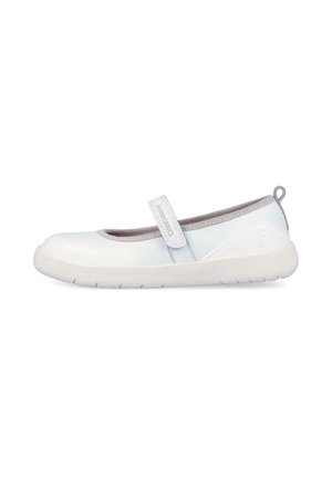 Zapato Mary Jane blanco con correa ajustable, puntera redonda, forro gris, suela acolchada y lengüeta en el talón.