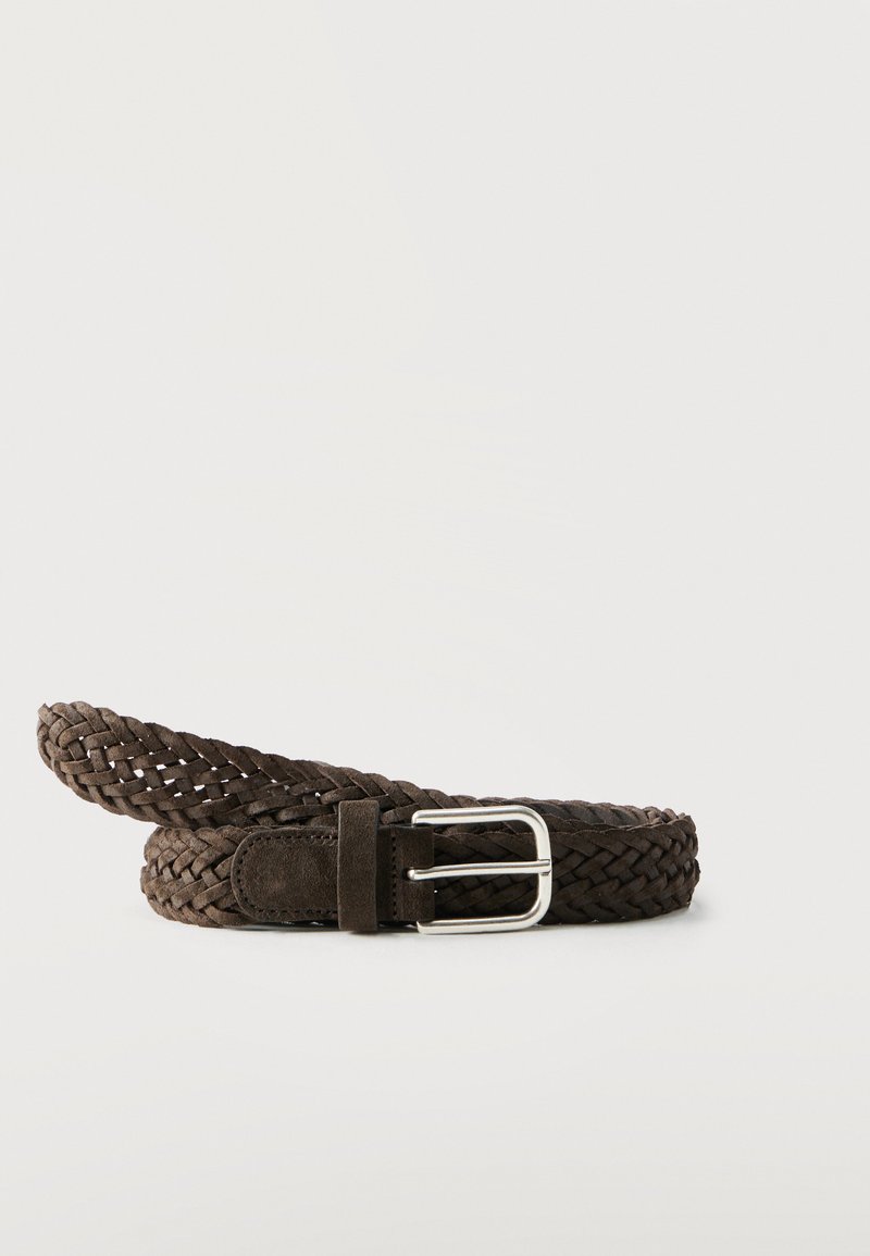 Ceinture en cuir tressé marron foncé avec une boucle rectangulaire argentée sur fond blanc, enroulée en spirale.