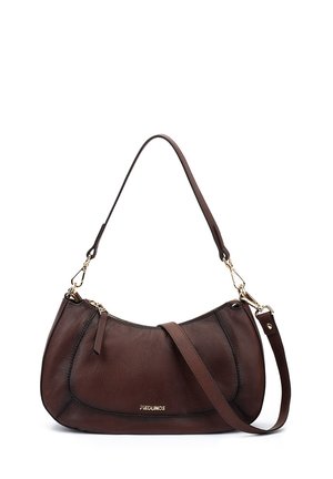 Bruine leren schoudertas met goudkleurige gespen, twee riemen en ritssluiting, met het merk "Pikolinos" op de voorkant.