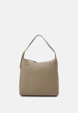 Szara skórzana torba na ramię o gładkiej teksturze, zaokrąglonym kształcie i krótkim pasku. Oferuje złote akcenty oraz tłoczone logo.