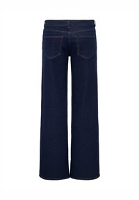 Jeans bleu foncé à jambes larges en denim, avec deux poches arrière et des coutures contrastantes. La taille est standard et comprend des passants de ceinture.