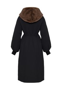 Sort polstret frakke med en brun faux fur krave, indsnævret talje og voluminøse ærmer. Har en ankel-længde design og ribbede manchetter.