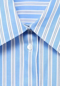 Camicia a righe blu chiaro con sottili strisce bianche e blu navy verticali. Presenta un colletto con bottoni e un singolo bottone bianco al collo.