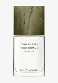 Klar glassflaske med et teksturert grønt treskrulokk. Etiketten leser "L'Eau d'Issey Pour Homme Eau&Cèdre" og "Issey Miyake" nederst.