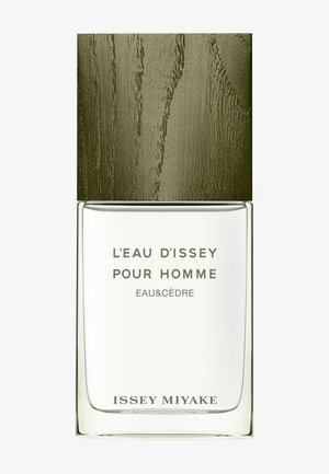 Klar glassflaske med et teksturert grønt treskrulokk. Etiketten leser "L'Eau d'Issey Pour Homme Eau&Cèdre" og "Issey Miyake" nederst.