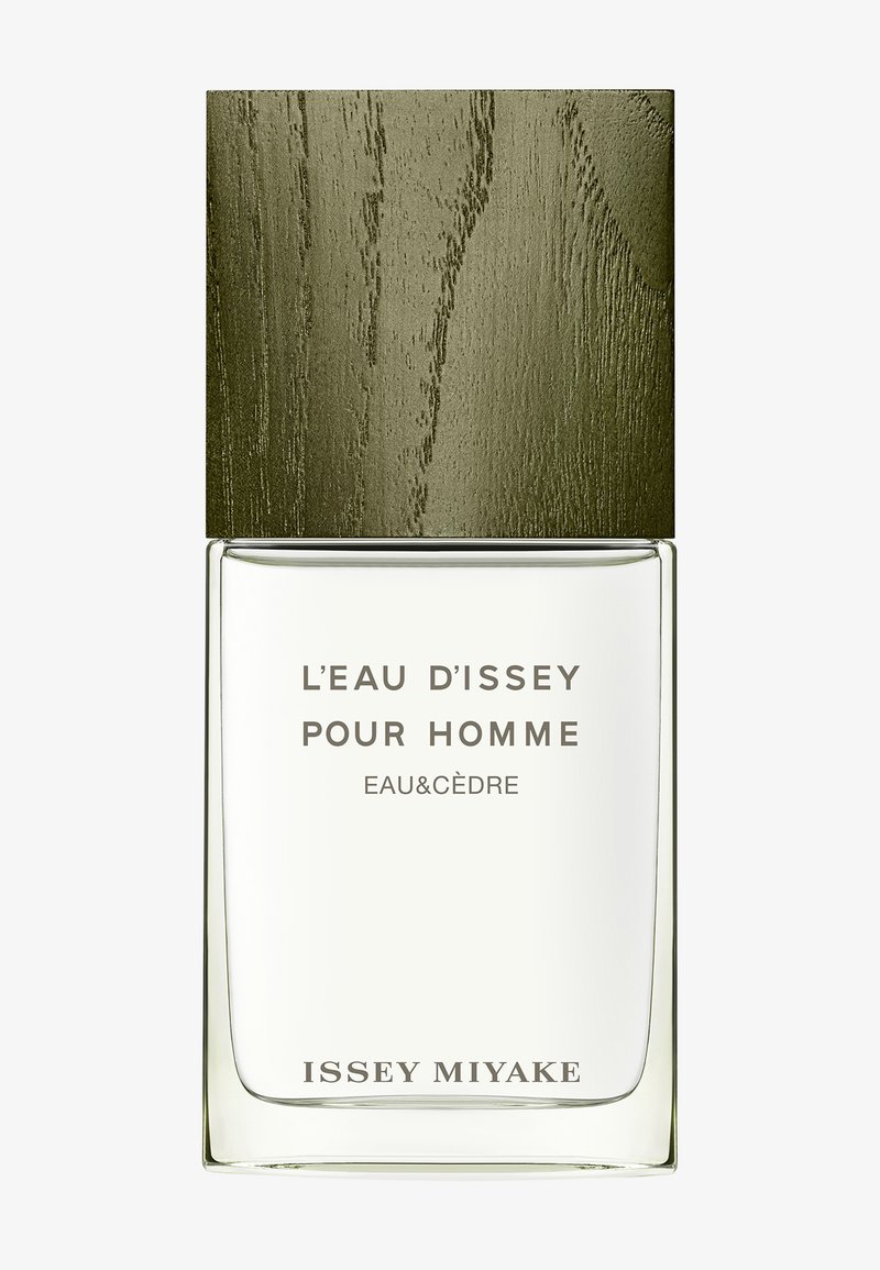 Klar glassflaske med et teksturert grønt treskrulokk. Etiketten leser "L'Eau d'Issey Pour Homme Eau&Cèdre" og "Issey Miyake" nederst.