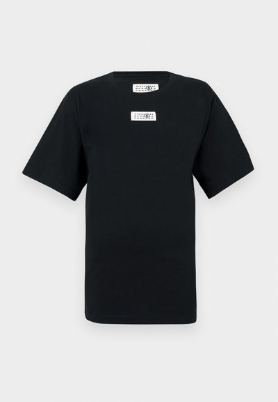 Schwarzes Baumwoll-T-Shirt mit kurzen Ärmeln, Rundhalsausschnitt, mit zwei weißen Etiketten auf der Brust. Einfaches Design, reguläre Passform, keine Muster oder Akzente.