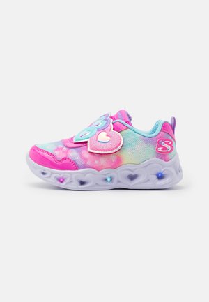 Bunte Sneakers mit einem Gradient-Design in rosa, blau und lila Tönen. Akzentuiert mit herzförmigen Applikationen und Lichtern an der Sohle.