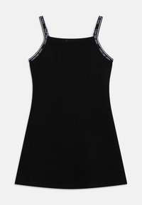 Czarna sukienka bez rękawów z cienkimi ramiączkami sygnowanymi marką Calvin Klein Jeans oraz dopasowanym, lekko rozszerzanym krojem.