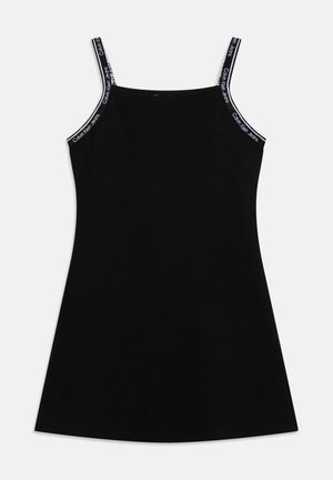 Svart ärmlös klänning med tunna band med Calvin Klein Jeans-logotyp och en figurnära, något utställd silhuett.