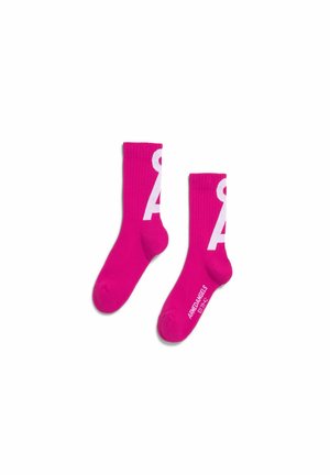 Knallpinkfarbene Kniestrümpfe mit großem weißem Buchstaben "A" am Schienbein und dem Schriftzug "ARMEDANGELS" nahe den Zehen auf weißem Hintergrund.