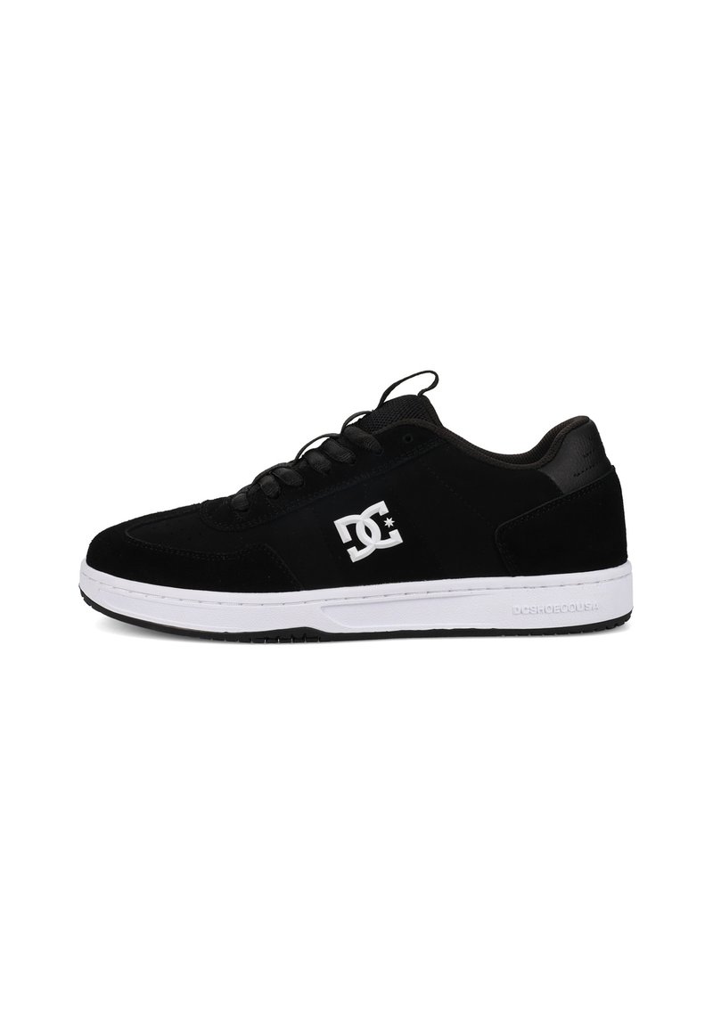 Czarne zamszowe sneakersy z białą gumową podeszwą, z okrągłym czubkiem, wiązaniem oraz wyraźnym logo DC po boku.