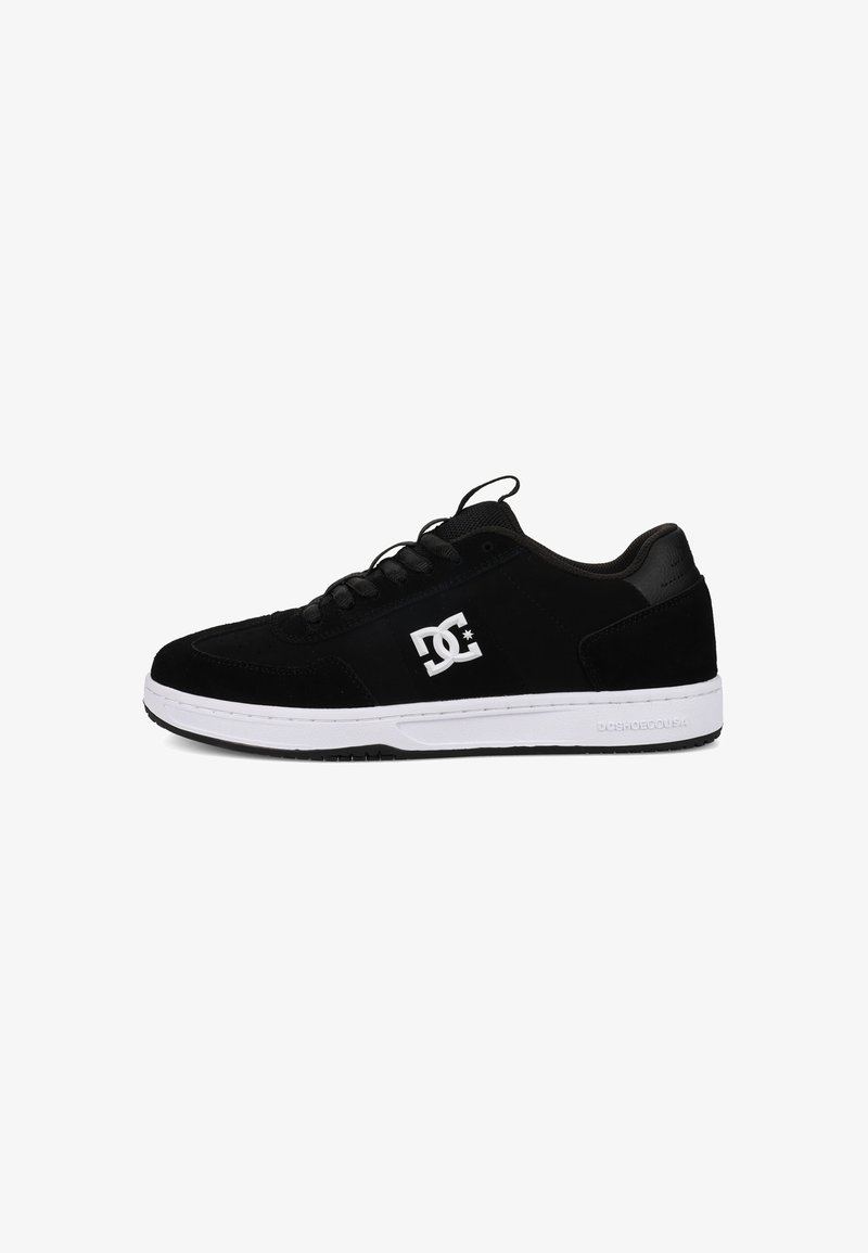 Czarne zamszowe sneakersy z białą gumową podeszwą, z okrągłym czubkiem, wiązaniem oraz wyraźnym logo DC po boku.