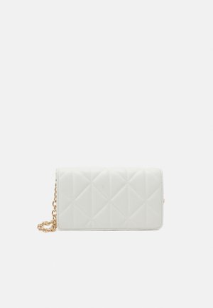 Weiße gesteppte Leder-Clutch mit goldener Kette und rechteckiger Form vor einem schlichten hellen Hintergrund.