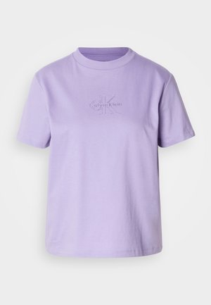 Camiseta de manga corta lilas hecha de algodón. Presenta un escote redondo y un logo de Calvin Klein en relieve en la parte delantera. Textura suave.