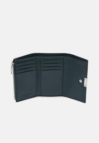 Ciemnozielony skórzany portfel z wieloma przegródkami na karty, zamknięciem na suwak oraz srebrnym zatrzaskiem. Gładka faktura i minimalistyczny design.