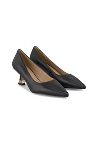 Scarpe nere in pelle con tacco alto, punta appuntita e un tacco spesso con dettagli in oro unici. Texture liscia, stile classico.