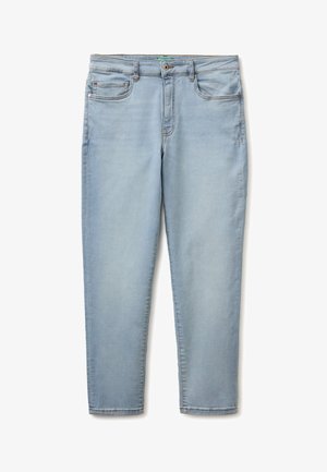 Lichtblauwe slim-fit spijkerbroek met knoop aan de voorkant, ritssluiting, broekriemlussen en vijfzakken ontwerp, weergegeven op witte achtergrond.