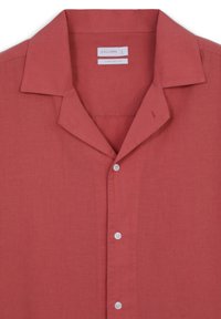 Rotes Leinenhemd mit kurzen Ärmeln und Notch-Kragen, ausgestattet mit weißen Knöpfen und einem Etikett mit der Aufschrift "CALLIOPE L Comfort Fit."