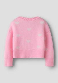 Roza pletena jopica s skrajšano zasnovo, z belimi srčkastimi vzorci enakomerno razporejenimi po tkanini in rebrastim ovratnikom.