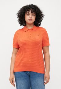 Korte mouwen polo-shirt in fel oranje, met een gestructureerd gebreid patroon en een klassieke kraag met drie knopen. Logo op de borst.
