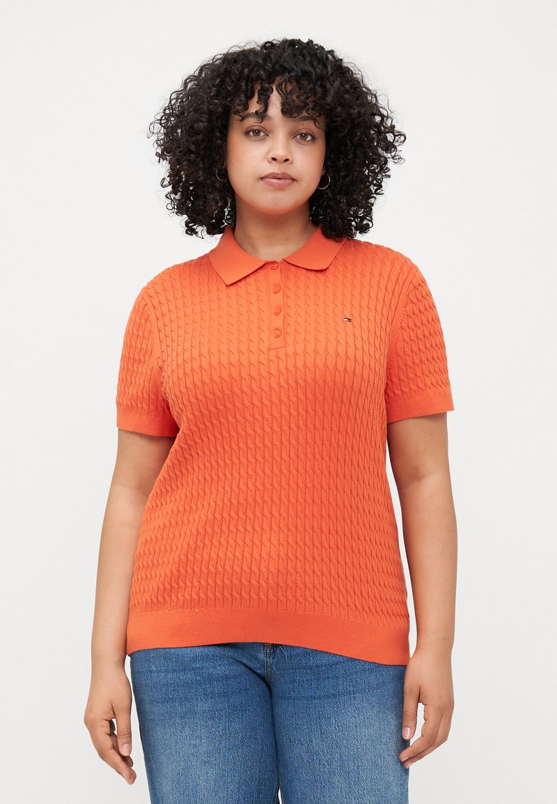 Korte mouwen polo-shirt in fel oranje, met een gestructureerd gebreid patroon en een klassieke kraag met drie knopen. Logo op de borst.