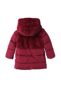 Burgundowa kurtka puchowa z panelami na plecach i kapturem z sztucznego futra, z pikowanym wzorem i długimi rękawami. Teksturowany i ciepły materiał.