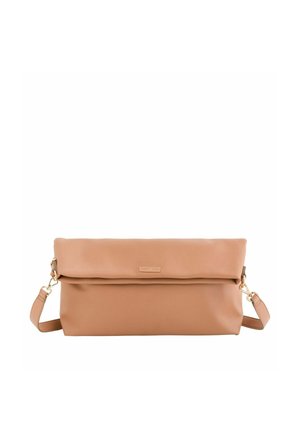 Jasnobrązowa skórzana kopertówka z klapką, z odpinanym paskiem na ramię i złotym metalowym wykończeniem na białym tle.