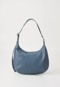 Blaue Leder-Schultertasche mit geschwungener Form, einem einzelnen Riemen und eingeprägtem Markennamen auf der Vorderseite. Glatte Textur und dezenter Glanz.