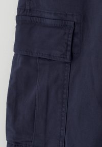 Navy stoffen cargoshorts met een patchzak, platte naden en een soepele textuur, geschikt voor casual wear en buitenshuis activiteiten.