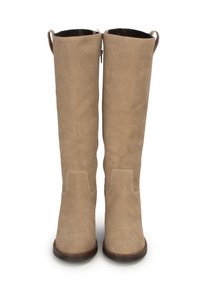 Botas de ante beige hasta la rodilla con una textura suave, puntera redondeada y sutiles detalles de costura. Incluyen tiradores en la parte posterior para facilitar su uso.
