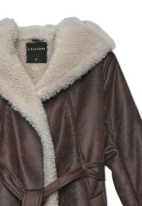 Cappotto marrone in ecopelle con collo in ecopelliccia color crema. Include una cintura a fascia e un'etichetta con la scritta "CALLIOPE" in caratteri ben visibili.
