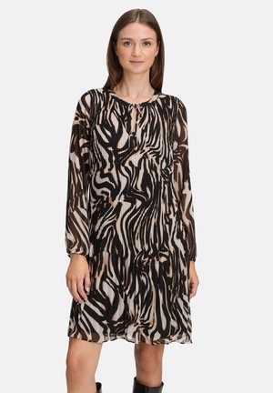 Robe rayée noire, crème et beige avec des manches longues, un col rond et un détail en trou de serrure. Tissu léger et fluide avec un design plissé.