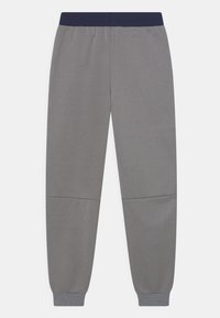 Szare dresowe spodnie z granatowym elastycznym pasem i mankietami. Gładka tekstura z prostym wzornictwem i bez widocznych wzorów czy elementów metalowych.