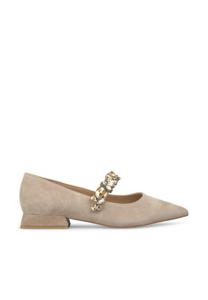 Scarpa bassa in camoscio beige con tacco basso e punta affusolata, dotata di una fascia decorativa con cristalli sopra il collo del piede e una finitura in tessuto texturizzato.