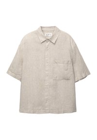 Chemise beige en lin à manches courtes avec boutons sur le devant, poche poitrine et col classique, posée à plat sur un fond blanc.