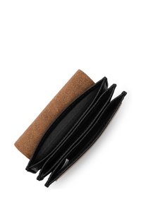 Portafoglio in sughero con un lembo arrotondato marrone, tre scomparti neri e una texture liscia, che mette in mostra un design minimalista con colori a contrasto.