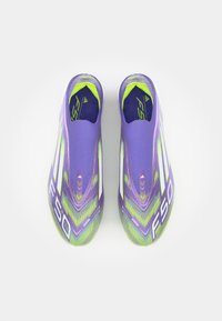 Scarpe da calcio viola e verdi con un design elegante e aerodinamico, materiale sintetico leggero e pattern texturizzati per una migliore presa.