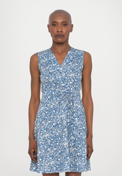Abito floreale avvolgente in blu e bianco. Caratterizzato da scollatura a V, design senza maniche e vita legata. Realizzato in tessuto leggero con una trama a fantasia.