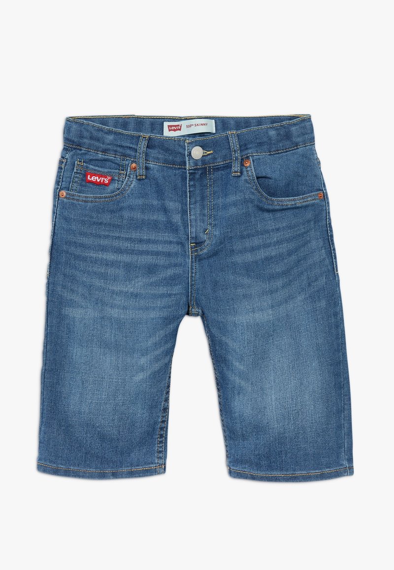 Shorts de mezclilla azul Levi's 510 skinny, que presentan un diseño de cinco bolsillos, herrajes en plata y una etiqueta de la marca roja en el bolsillo delantero izquierdo.
